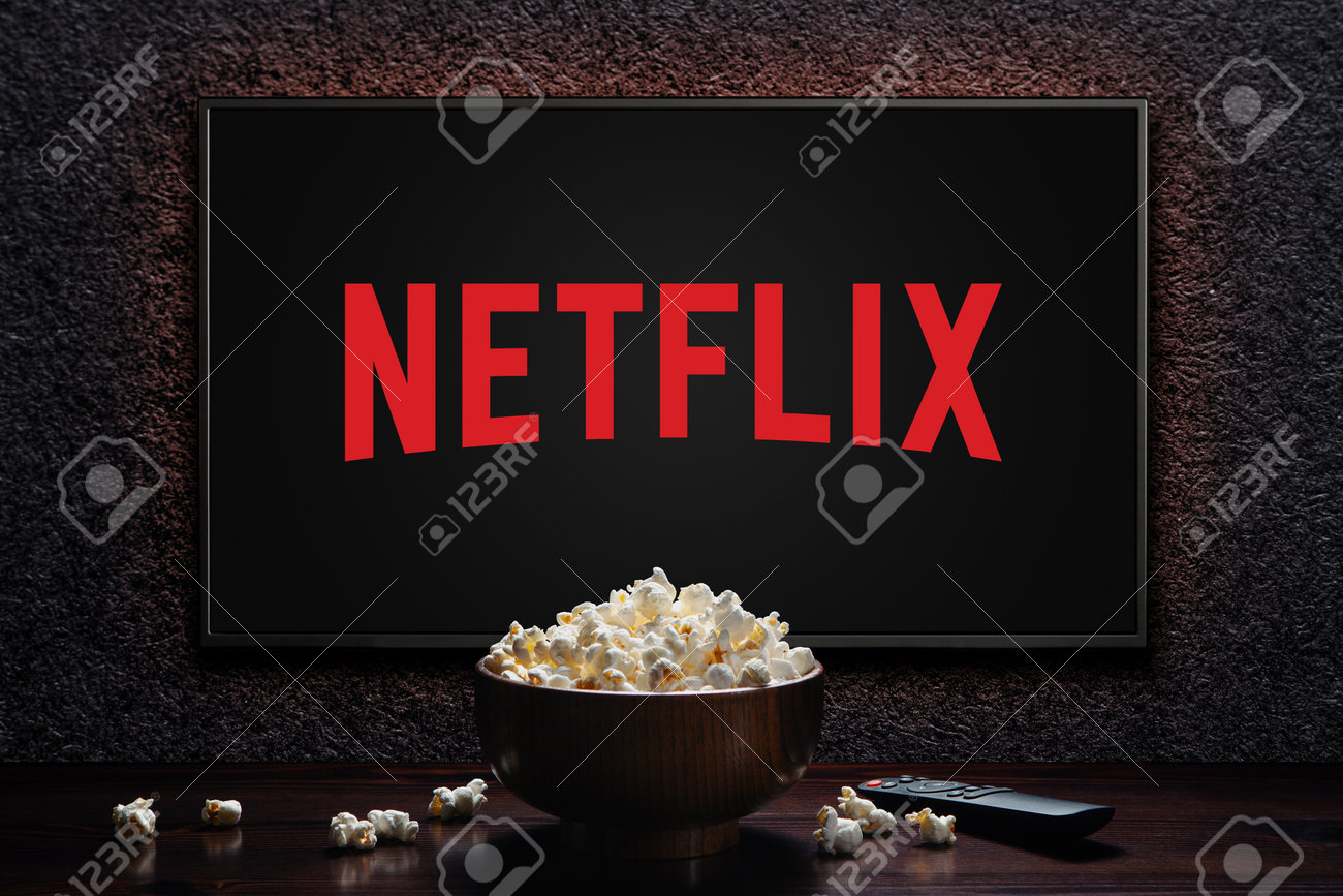팝콘 그릇이 있는 TV의 넷플릭스와 탁자 위의 리모콘 컨트롤. 동영상 시청을 위한 넷플릭스 스트리밍 서비스. 모스크바, 러시아 -  2022년 11월 29일. 로열티 무료 사진, 그림, 이미지 그리고 스톡포토그래피. Image 195561479