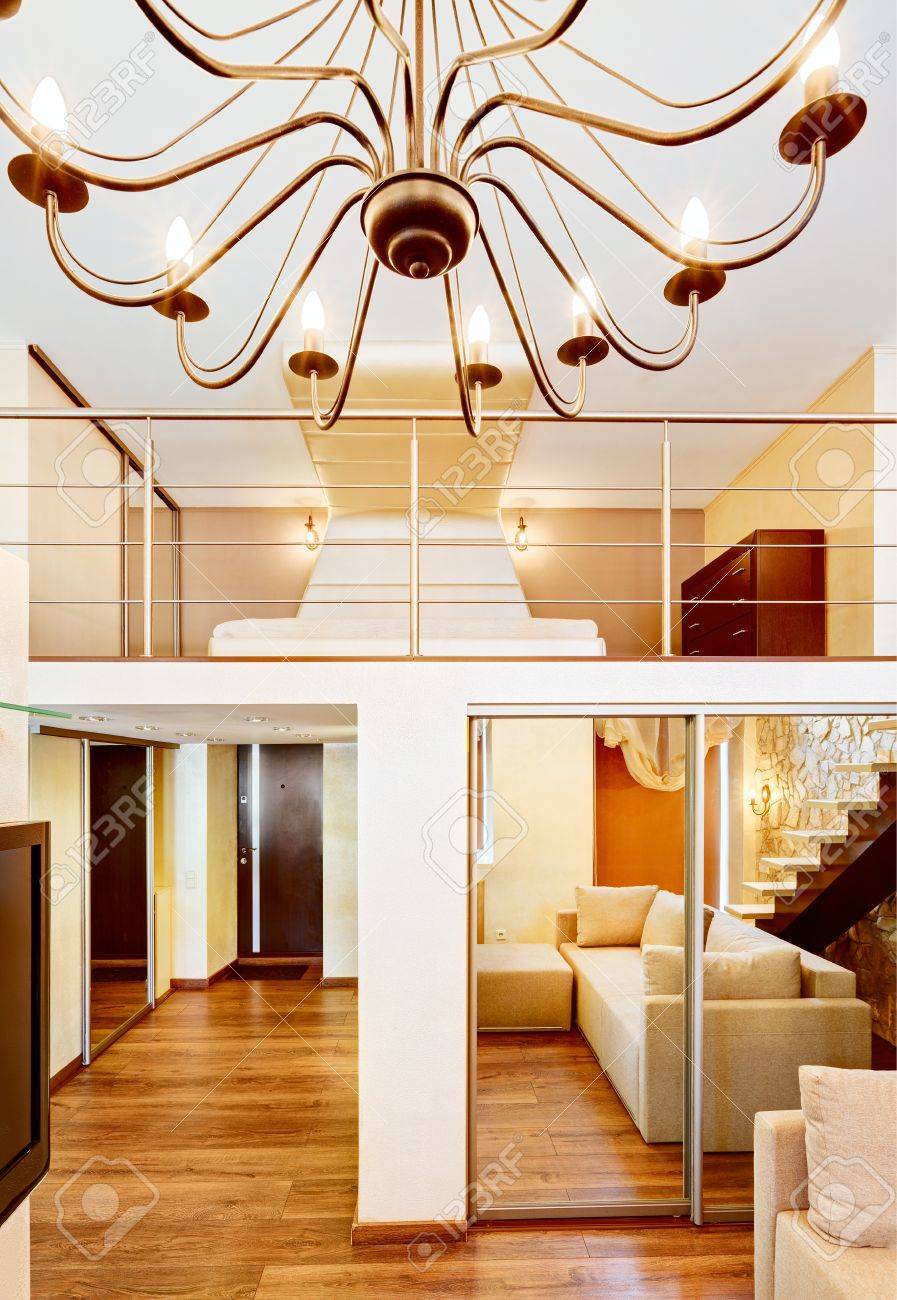 モダンな和室 2 高とベージュを基調にシャンデリアと寝室のインテリア の写真素材 画像素材 Image