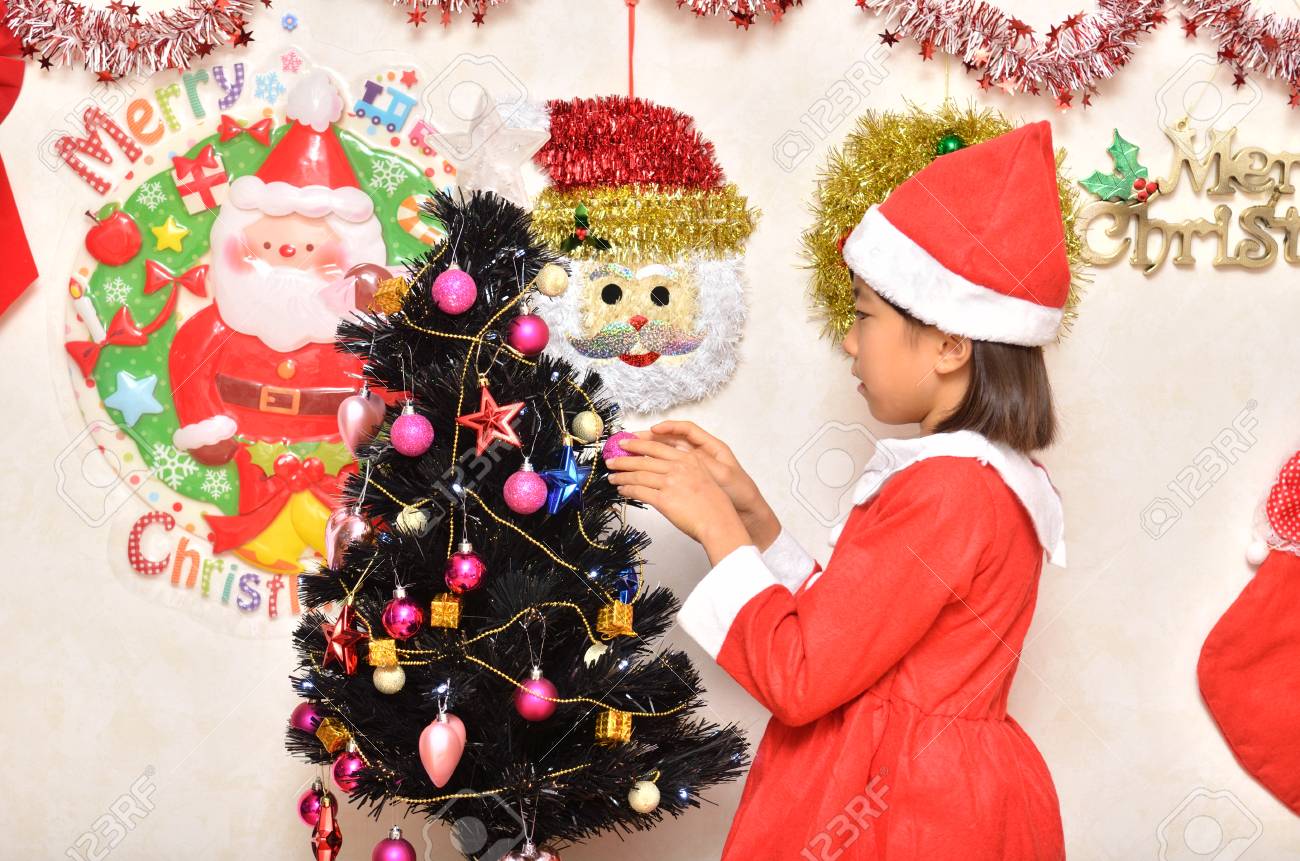 女の子を楽しむクリスマス パーティー サンタ クロース衣装 の写真素材 画像素材 Image