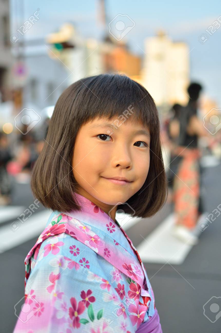 夏祭りを楽しむ女の子 の写真素材 画像素材 Image