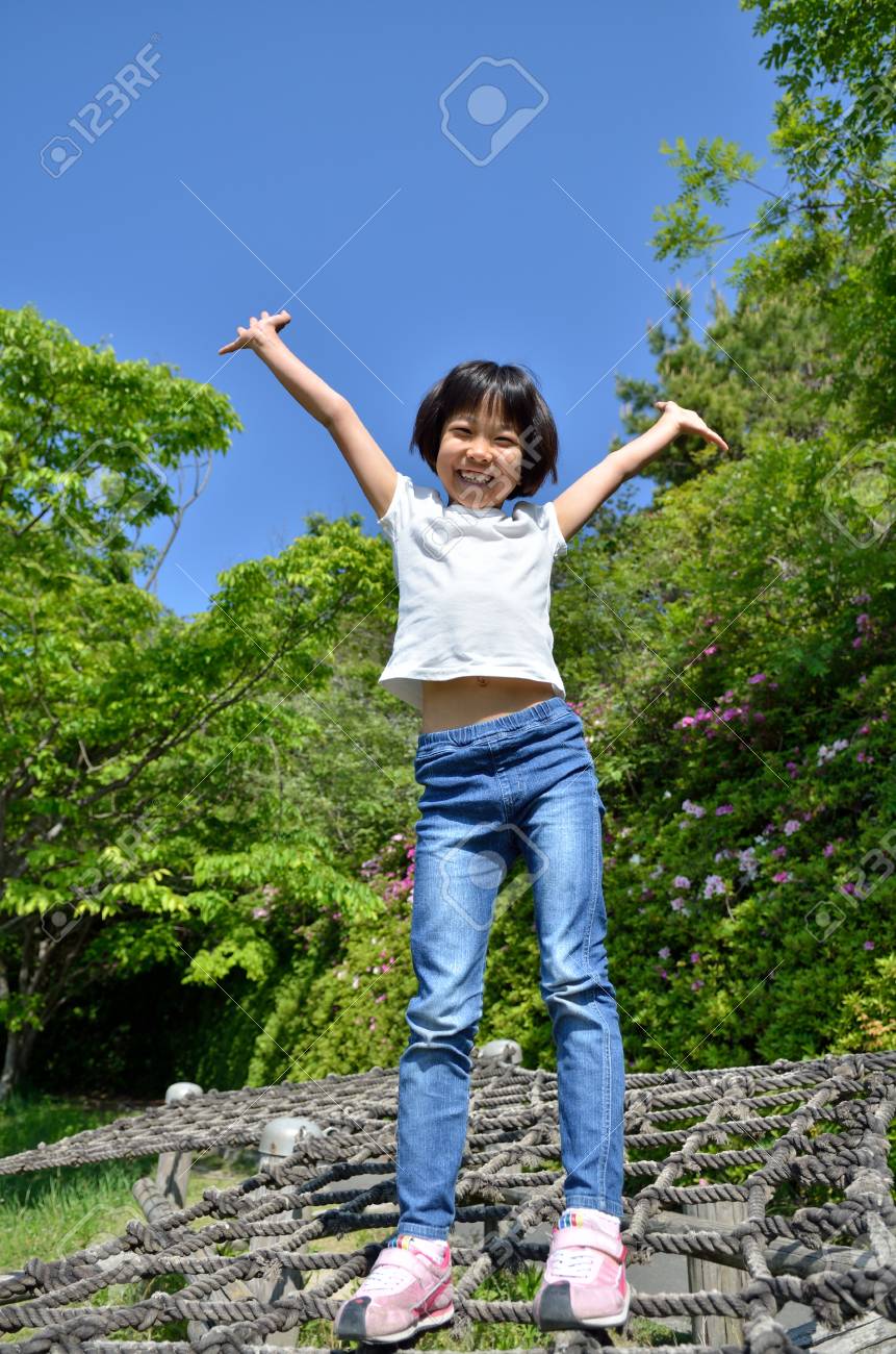 遊び場で自分自身を楽しんでいる女子高生 の写真素材 画像素材 Image