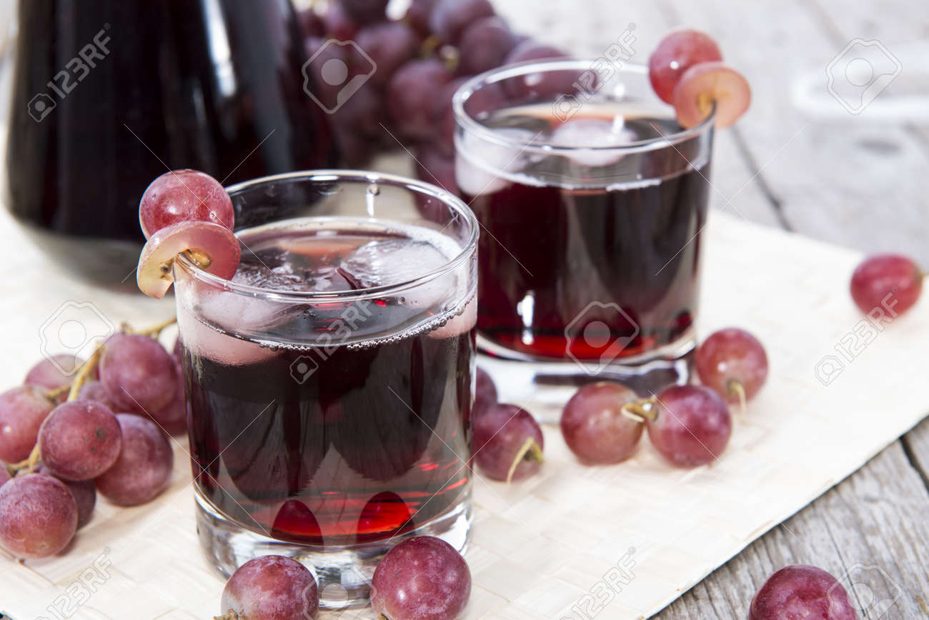 Jus De Raisin Rouge Glacee Avec Des Fruits Frais Banque D Images Et Photos Libres De Droits Image