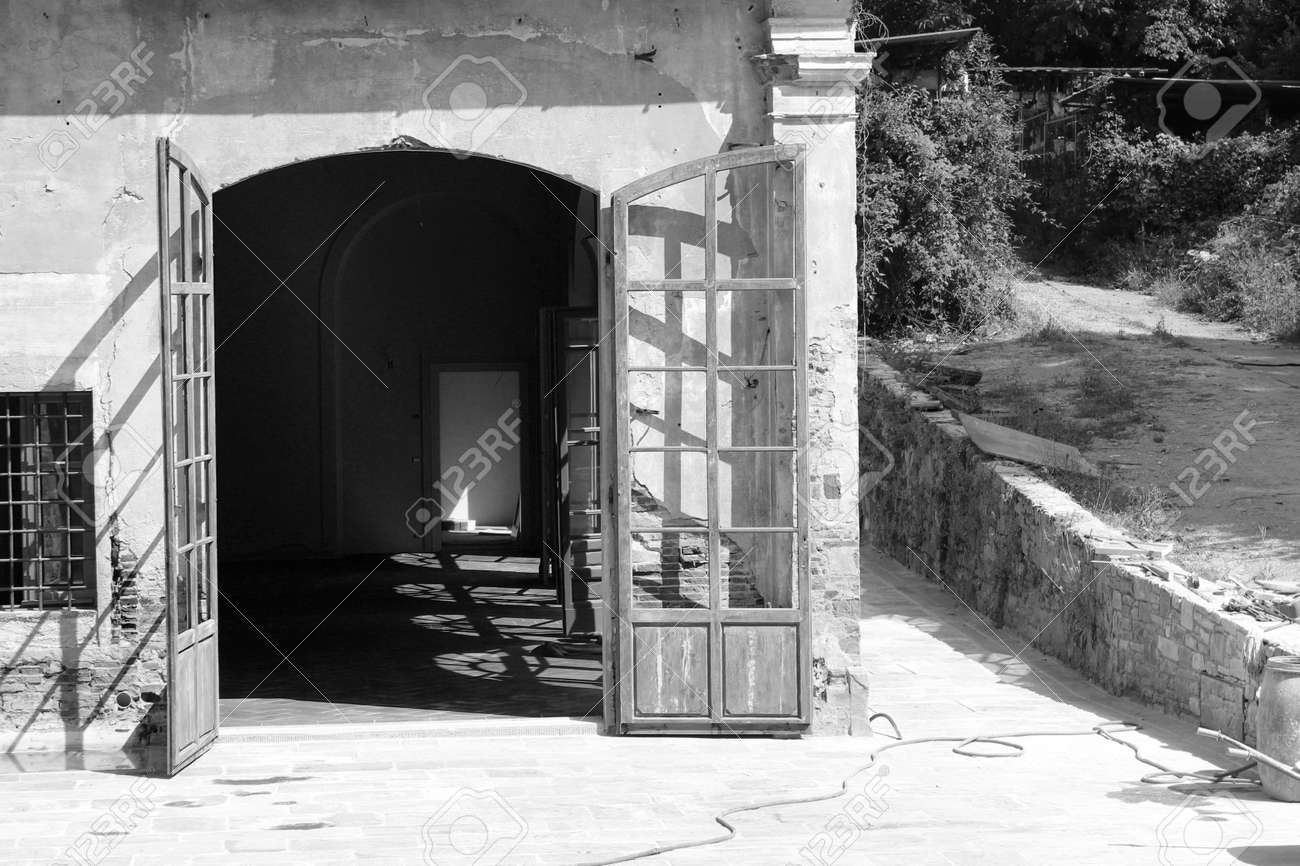 gate to an old house in black and white lizenzfreie fotos bilder black and white old house