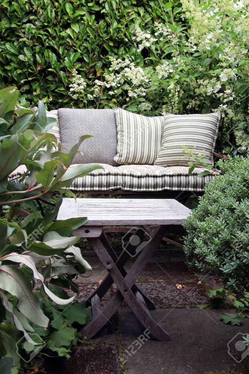Gemutlichen Garten Lounge Sessel Mit Kissen Von Grunen Buschen Umgeben Lizenzfreie Fotos Bilder Und Stock Fotografie Image 42071492
