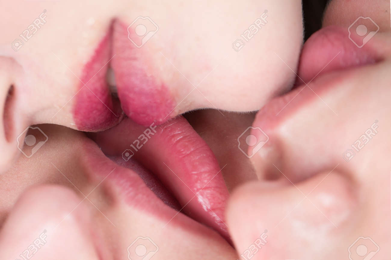 集団レズ画像 エロチカ。3人の女性の唇が一緒にクローズアップ。グループキス。同性愛の愛と優しさ、優しいキス、ガールフレンド、女性の日。フェミニストとレズビアン、唇のクローズアップ。の写真素材・画像素材  Image 131766113