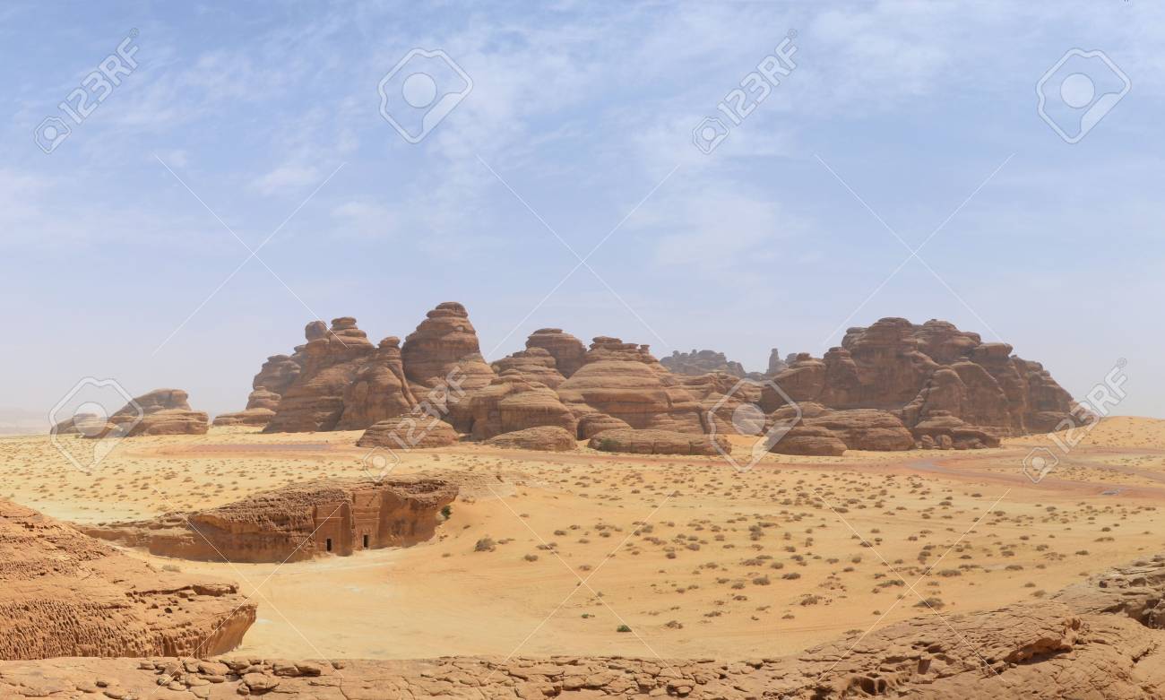 砂漠谷 乾燥した荒野パノラマの背景に赤い岩 の写真素材 画像素材 Image