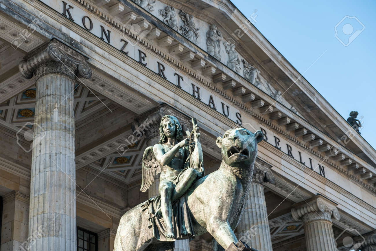 Engel Statue Auf Lowen Am Konzerthaus Berlin Gendarmenmarkt