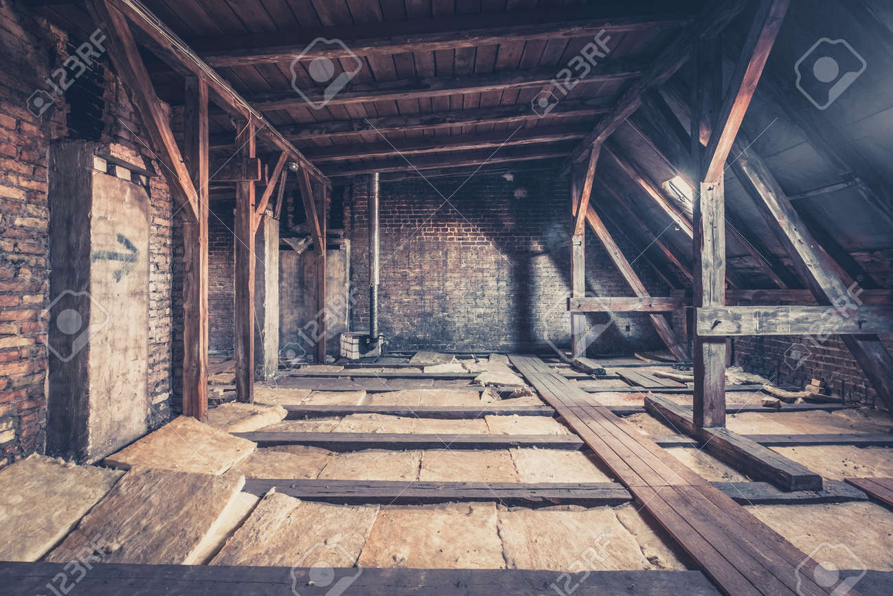 古い屋根裏部屋 屋根裏部屋のロフト 屋根工事 の写真素材 画像素材 Image