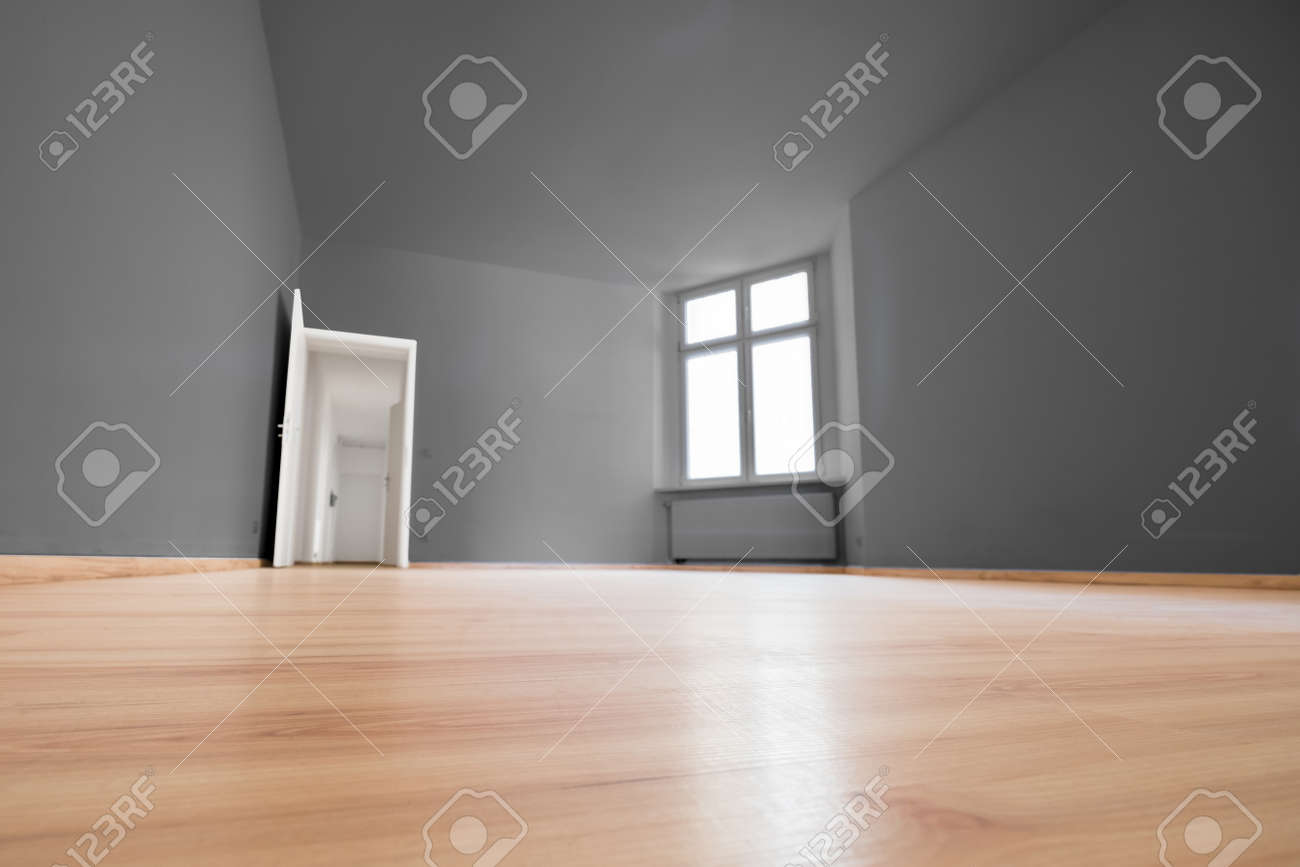 空の部屋 新しいアパートの木の床 の写真素材 画像素材 Image