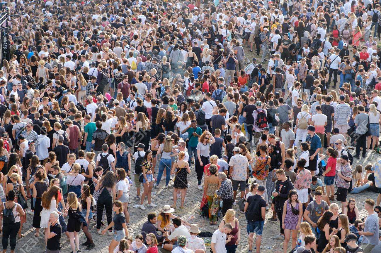 Viele Leute Im Uberfullten Park Lizenzfreie Fotos Bilder Und Stock Fotografie Image 80846691