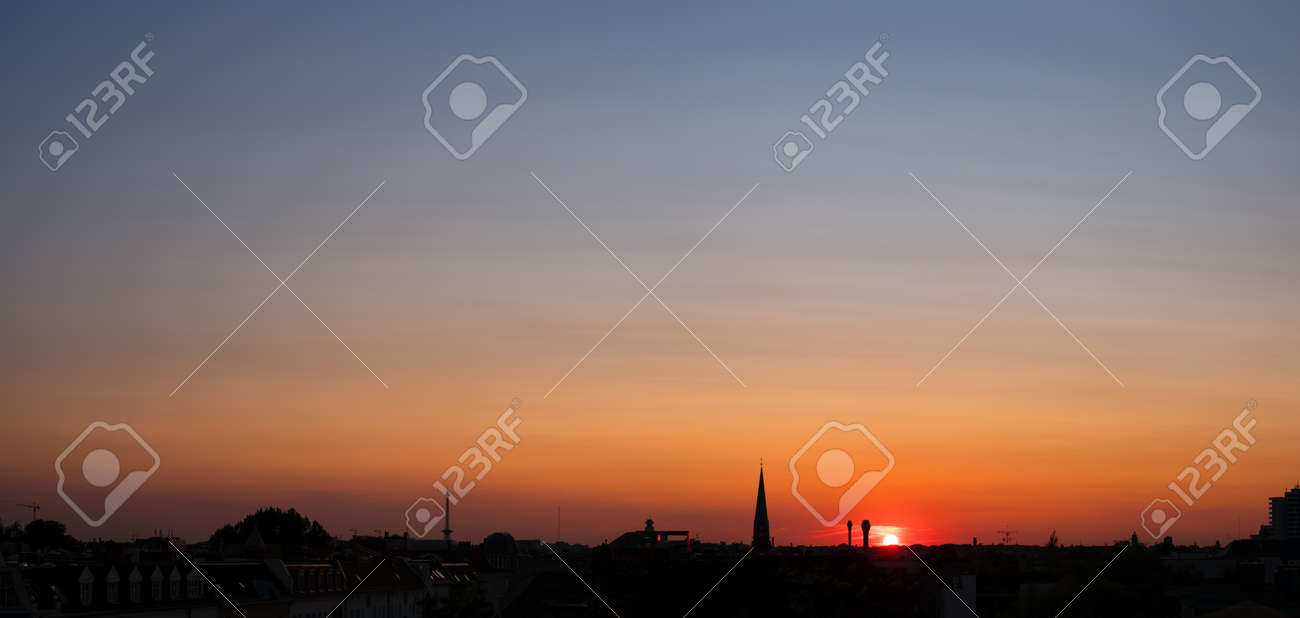 都市 街並みをカラフルな空パノラマ夕焼け空 の写真素材 画像素材 Image