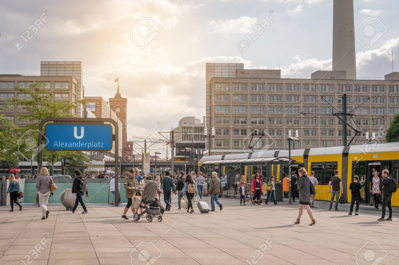 Berlín, Alemania - Alrededor De Junio De 2017: Muchas Personas Caminando En La Calle En El Centro De La Ciudad De Alexanderplatz En Berlín, Alemania. Fotos, retratos, imágenes y fotografía de archivo