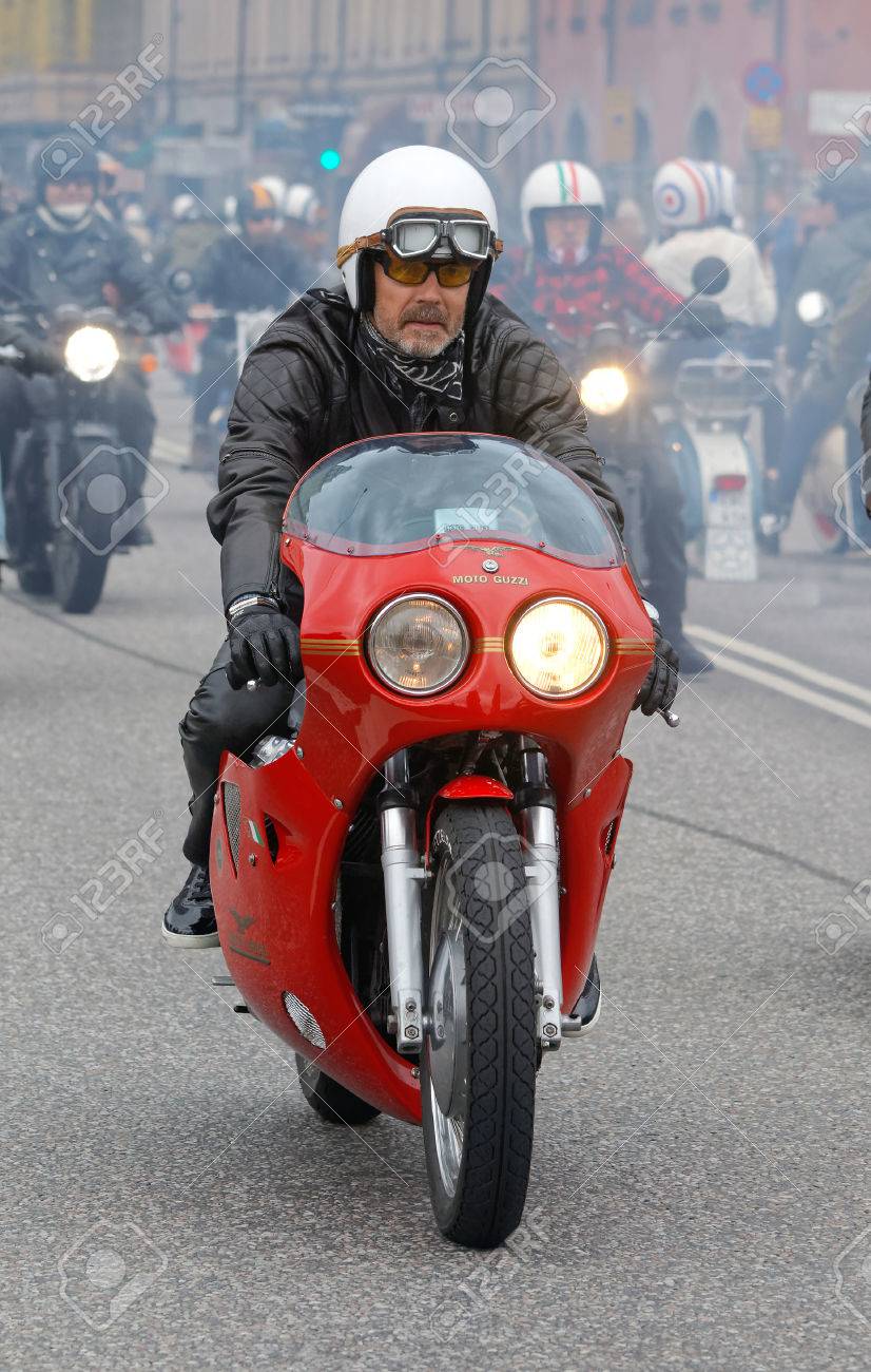 ストックホルム スウェーデン 16 年 9 月 3 日 バイカーの St Eriks 橋 ストックホルム スウェーデン 16 年 9 月 2 日で改造対ロッカー イベントで古い昔ながらバイクに革の服を着て の写真素材 画像素材 Image