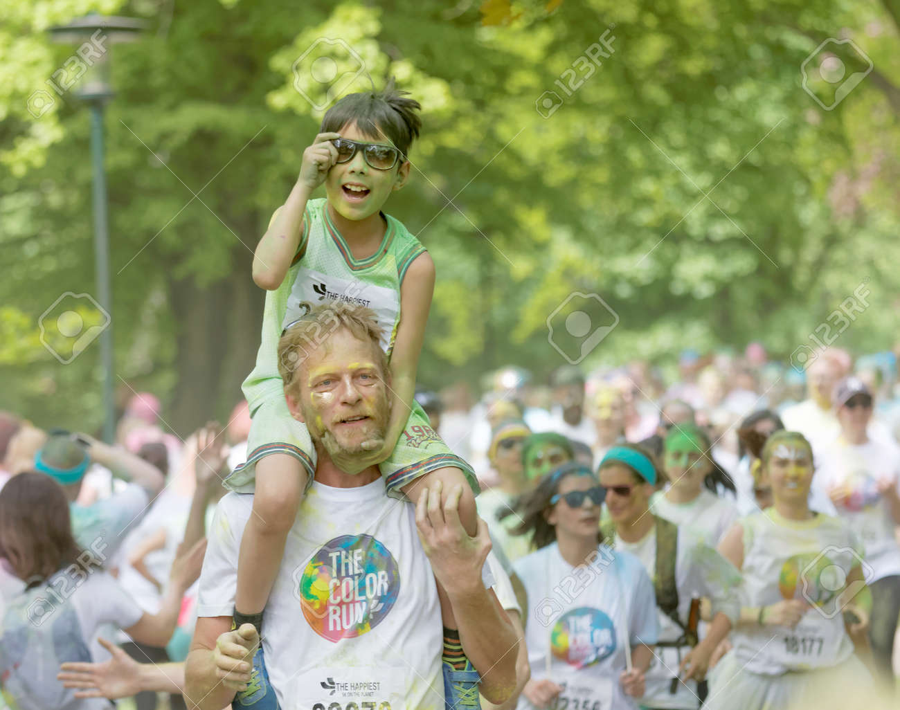Stockholm Suède 22 Mai 2016 Jeune Garçon Avec La Peinture Verte
