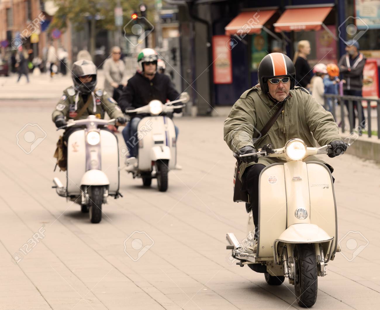 La Mujer Hermosa Sonriente Con El Pelo Marrón Largo Se Vistió En La Ropa De  Moda Que Presentaba Con La Vespa Italiana Retra Blanc Foto de archivo -  Imagen de italiano, aventura:, image size:1300x1060