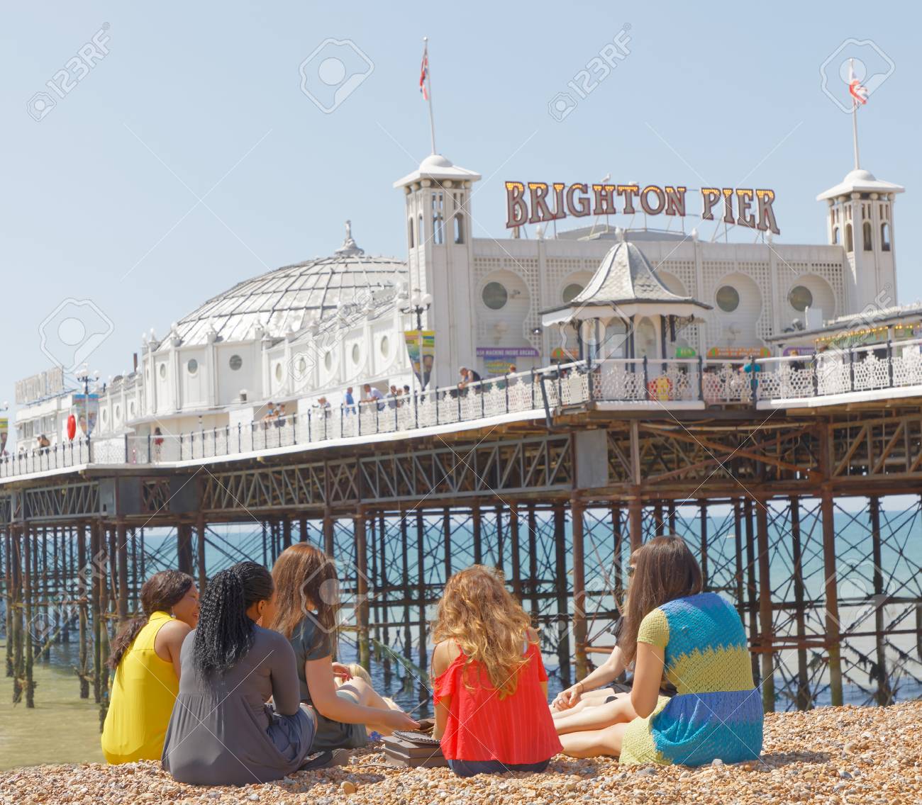 ブライトン 英国 6月 17 17 ブライトン桟橋の前に座って海外の語学コースの女の子のグループ 17年6月17日 イギリス ブライトン の写真素材 画像素材 Image