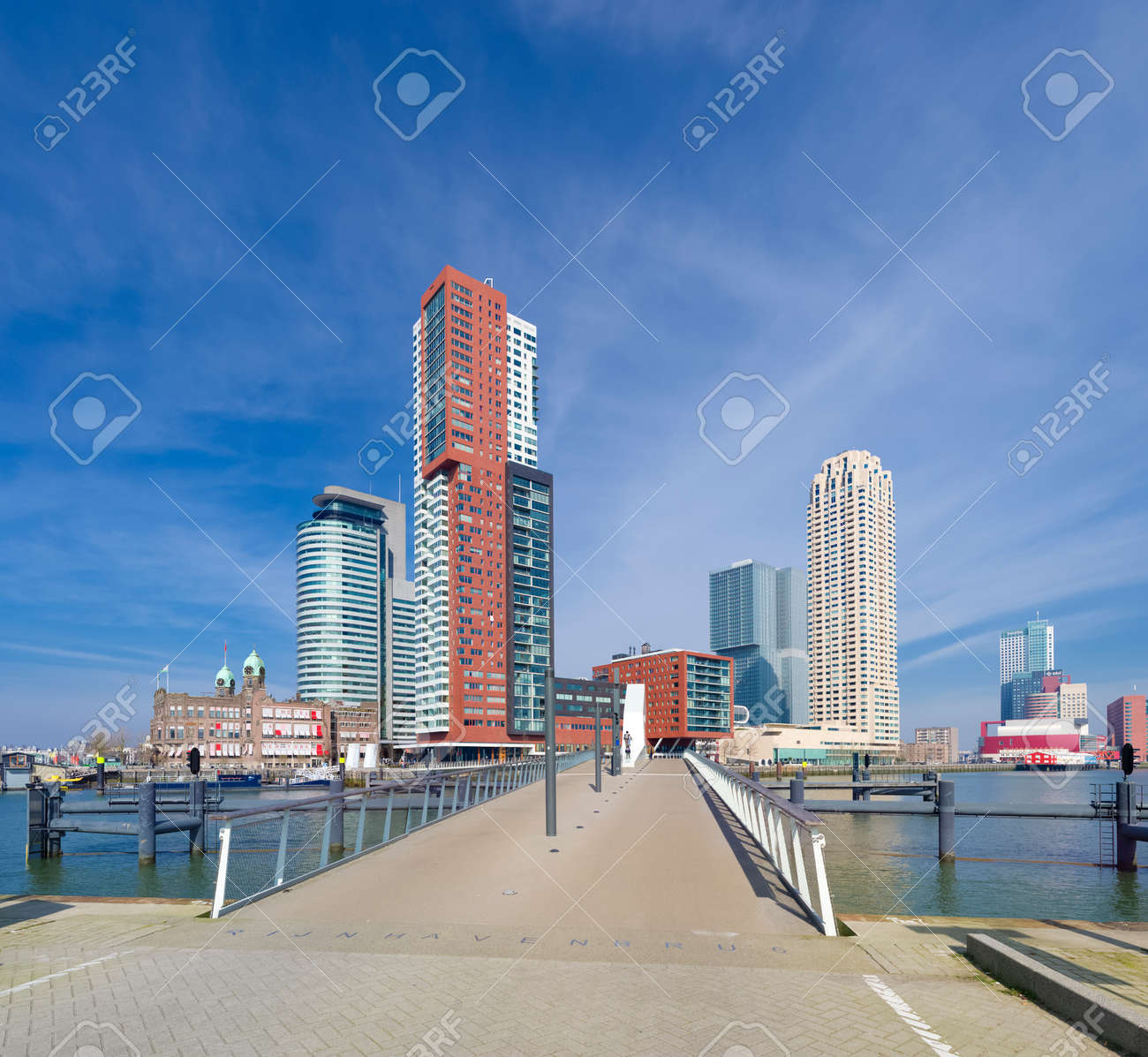 ロッテルダムのモダンなスカイライン ロッテルダムは 本物のスカイラインとオランダで唯一の都市です ロッテルダムは フランクフルト マドリード パリ モスクワ ワルシャワ ロンドンの高層ビルとトップのヨーロッパの都市で一緒です の写真素材 画像素材
