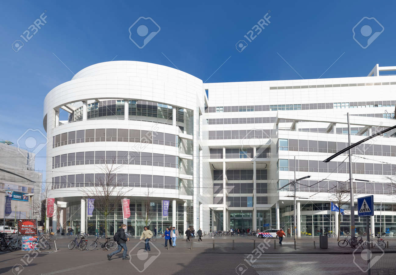 ハーグ, ネザーランドのモダンな市庁舎の外観。 リチャード ・ マイヤーによって設計され、建築費は 1 億 2500 万ユーロでした。の写真素材・画像素材  Image 28434759