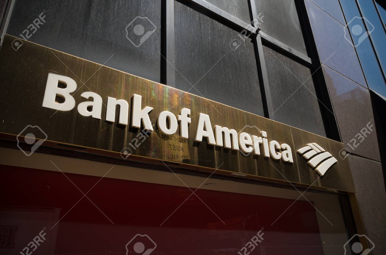 뉴욕 - 만리 장성에 2016 년 4 월 30 일 : 뱅크 오브 아메리카 로고. 뱅크 오브 아메리카 (Bank Of America)는  노스 캐롤라이나 주 샬롯에 본사를두고있는 미국의 다국적 금융 및 금융 서비스