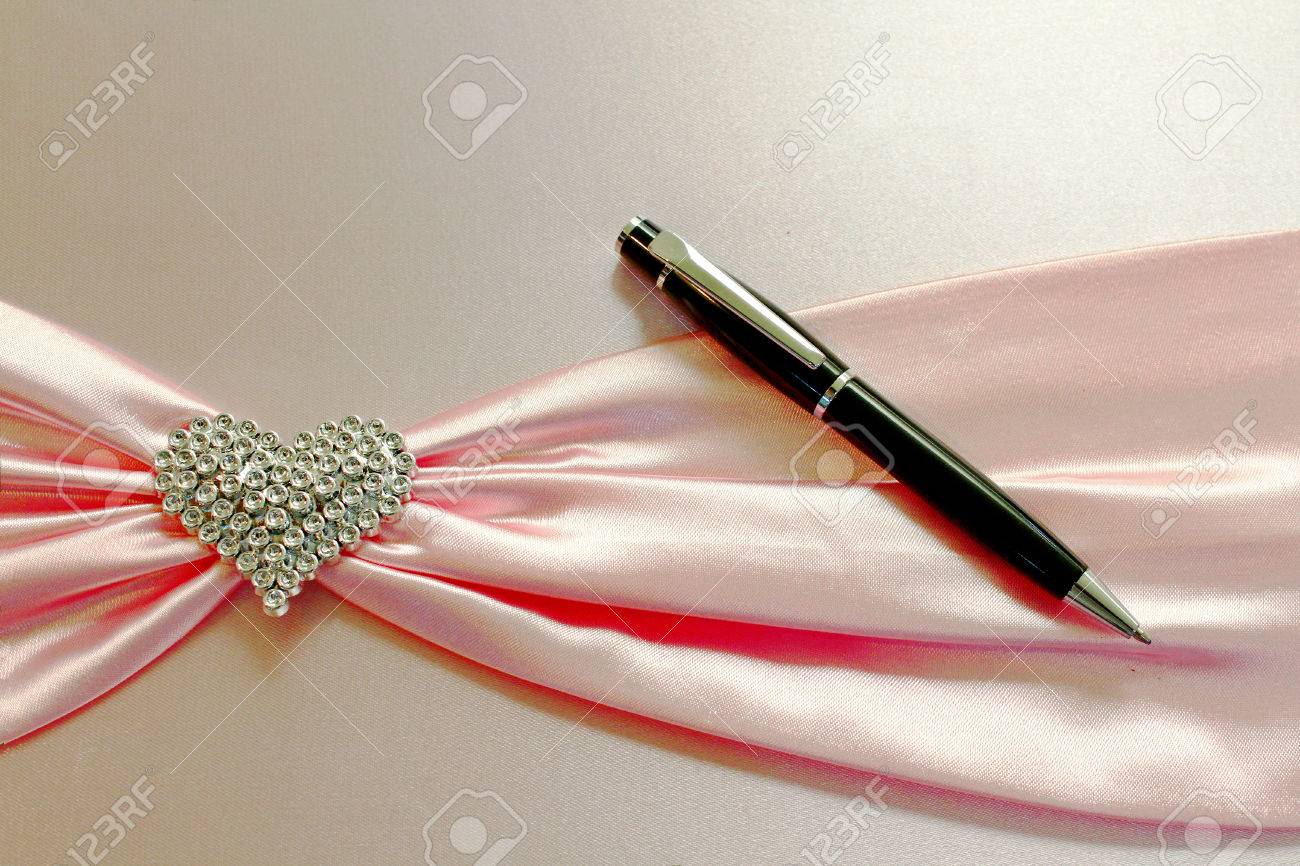ダイヤモンド ハートと本のピンクの弓と黒のペン 書き込み メモ記念 日記 お祝い 結婚式の本の概念 の写真素材 画像素材 Image