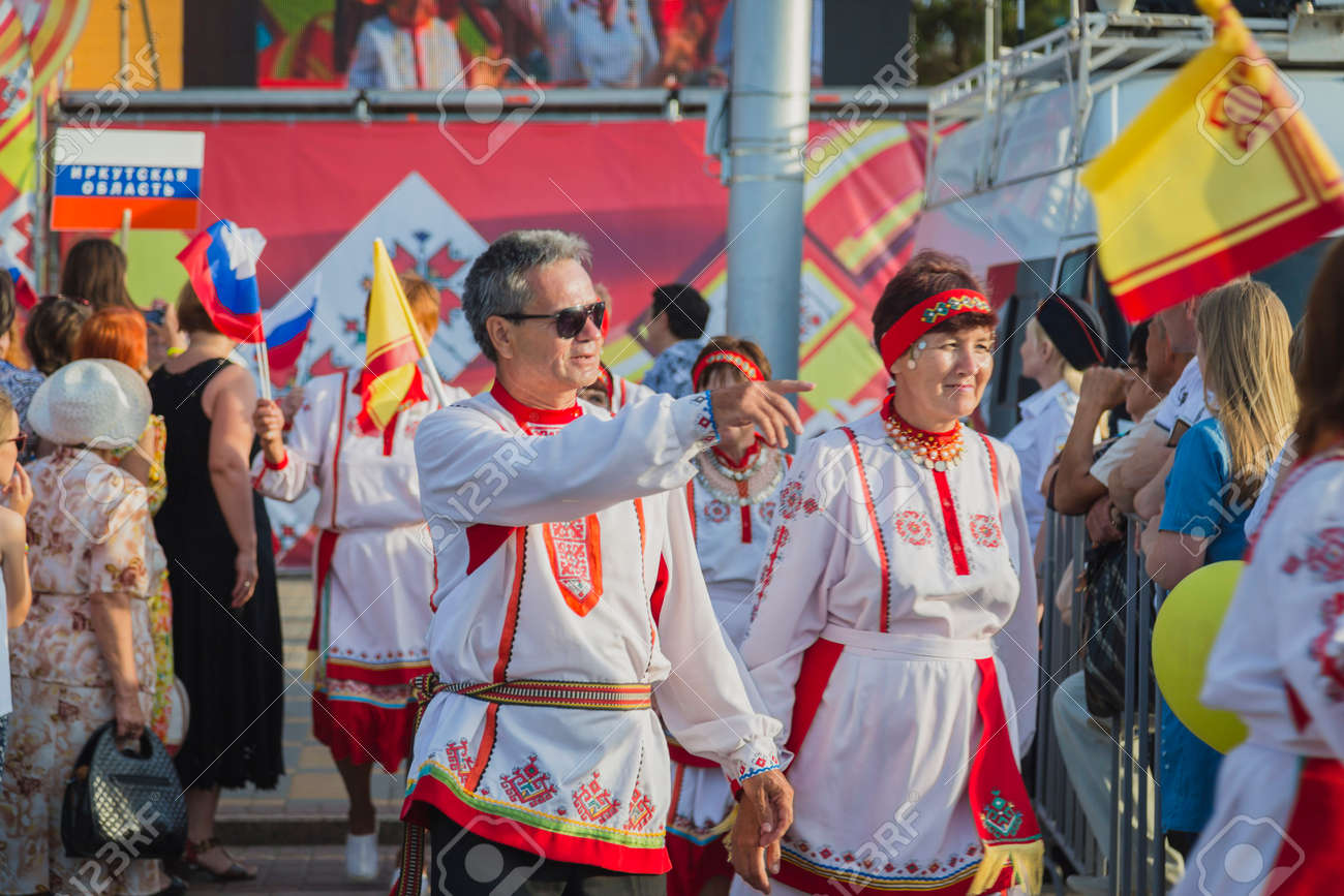 民族衣装祭のゲスト共和国チュヴァシ共和国 チェボクサル チュヴァシ共和国 ロシア連邦 16 年 6 月 24 日 連休 の写真素材 画像素材 Image