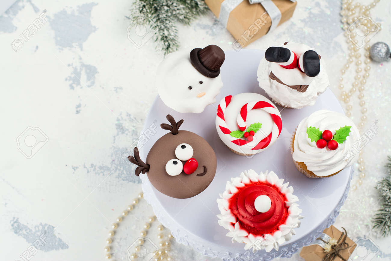 ホワイト ケーキ スタンドに面白いクリスマス ケーキの品揃え クリスマス背景装飾 モミの木 ギフト ボックス 選択と集中 の写真素材 画像素材 Image ホワイト ケーキ スタンドに面白いクリスマス ケーキの品揃え クリスマス背景装飾 モミの木 ギフト ボックス 選択と集中 の写真素材 画像素材 Image