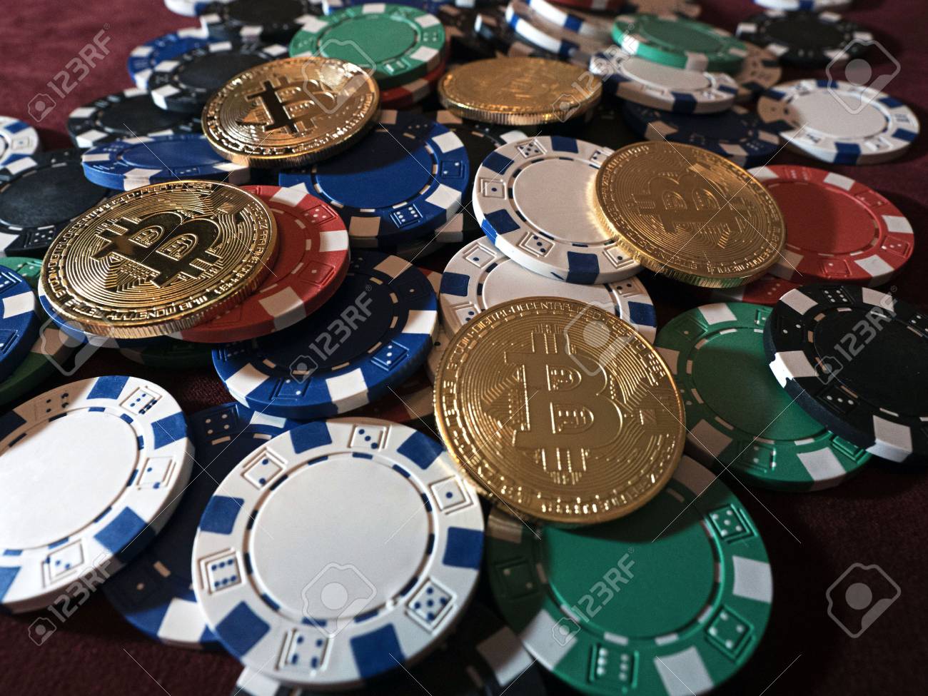 Bitcoin 동전과 포커 칩. 새로운 가상 및 실제 통화. 모든 지불 방법에서의 비트 코인 대체 개념. 로열티 무료 사진, 그림,  이미지 그리고 스톡포토그래피. Image 91947496