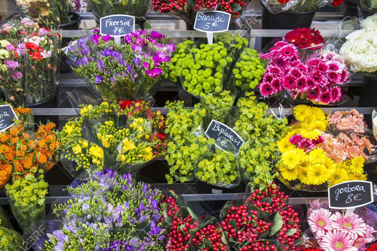 パリ フランスのディスプレイ上の花の選択 の写真素材 画像素材 Image