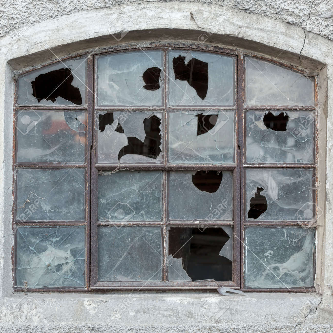 割れたガラスと古い窓の写真素材・画像素材 Image 33692840
