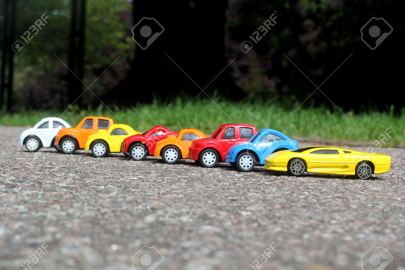 ミニチュア カラフルな車の道販売コンセプトのラインに立っています 異なる色の車 青 黄色 オレンジ 白 赤の色車草の隣に道の側に立って の写真素材 画像素材 Image ミニチュア カラフルな車の道販売コンセプトのラインに立っています 異なる色の車 青 黄色 オレンジ 白 赤の色車草の隣に道の側に立って の写真素材 画像素材 Image