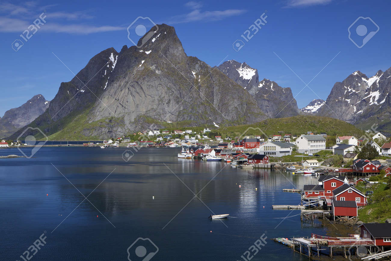 ノルウェーのロフォーテン諸島のレーヌの風光明媚な町 の写真素材 画像素材 Image