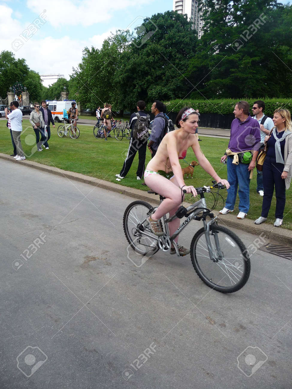 自転車　裸 ロンドン - 6 月 12 日: 世界裸自転車ライド 2010 年 6 月 12 日 ...