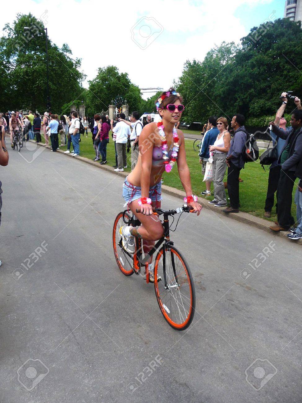 London world naked bike ride 2013 ロンドン - 6 月 12 日: 世界裸自転車ライド 2010 年 6 月 12 日ハイドパーク ロンドンで, イングランド。の写真素材・画像素材  Image 7206301