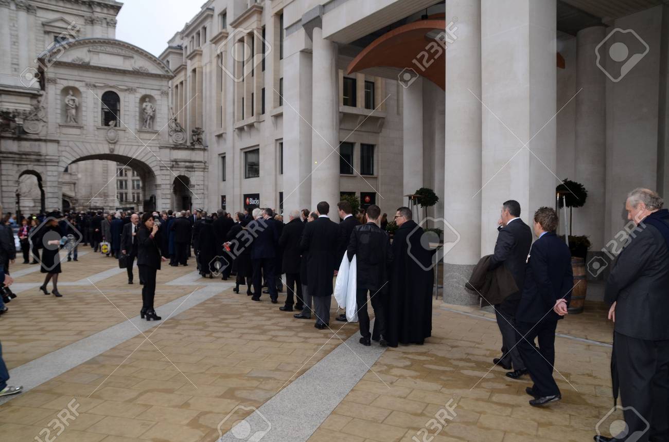 ロンドン 4 月 17 日 芸能人や政治家などは マーグレット サッチャー外セント ポールズ大聖堂ロンドンの葬儀出席ロンドン イングランド 13 年 4 月 17 日に到着します の写真素材 画像素材 Image