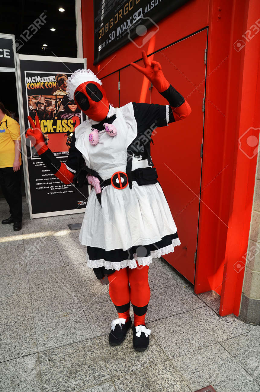 コスプレイヤー　接写 5 月 26 日 - ロンドン: 人国のコスプレイヤーの最大の集まりは、コミケに参加するコスプレ衣装を着せる、行われる、ロンドンのエクセル センターで  2013 年 5 月 26 日ロンドンで。の写真素材・画像素材 Image 19944319