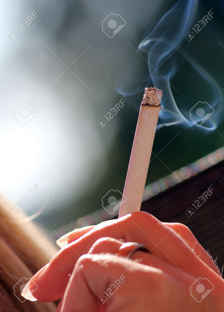 喫煙タバコと梨花手 の写真素材 画像素材 Image