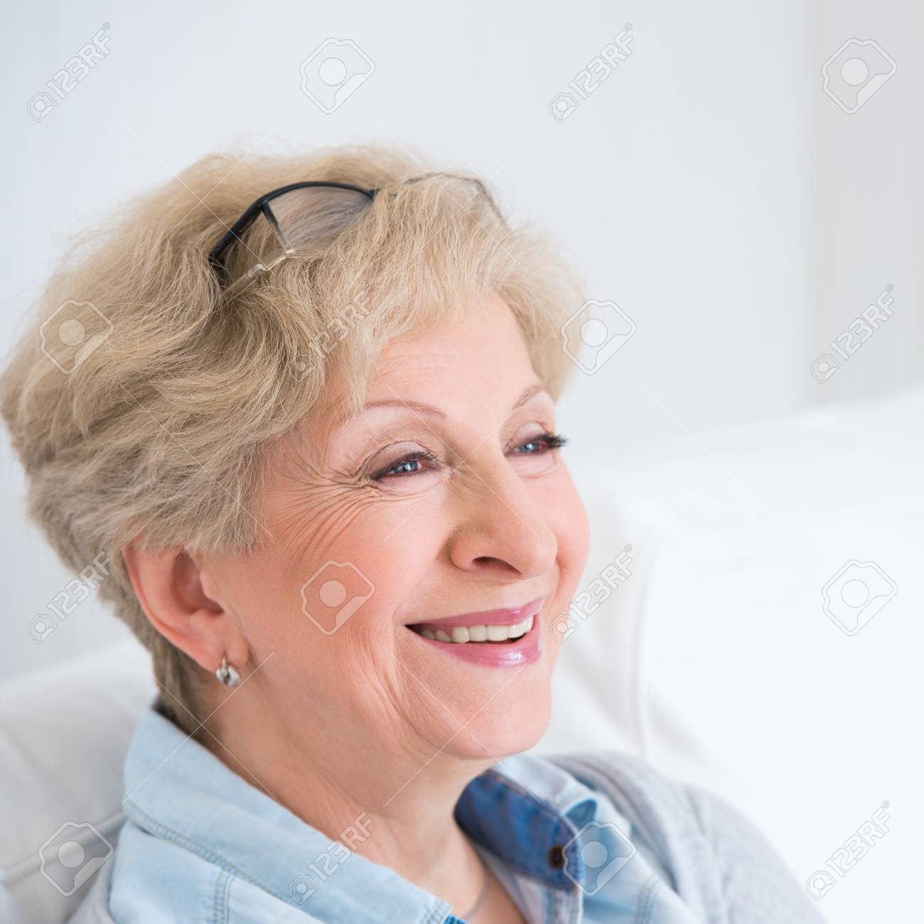 年配の女性の肖像 自宅の白髪の の写真素材 画像素材 Image