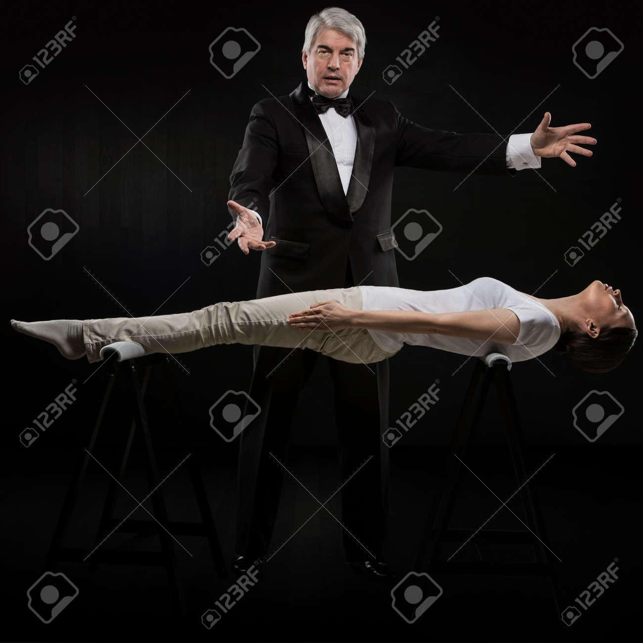 黒の若い女性を扱うプロフェッショナル催眠術師の肖像画 の写真素材 画像素材 Image