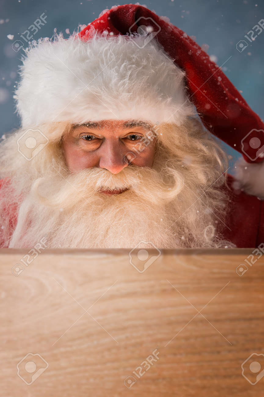Immagini Viso Babbo Natale.Immagini Stock Babbo Natale Cercando In Scatola Di Legno All Aperto La Luce E Venuta Da Dentro Al Suo Viso Apertura Concetto Magico Natale Image 31532976