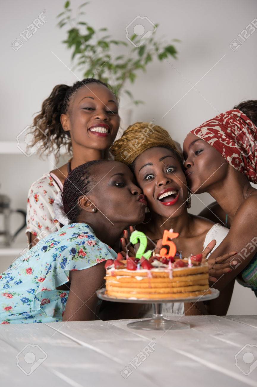 Portrait De Joyeuse Fille Africaine Regardant Gateau D Anniversaire Entoure De Ses Amis A La Fete Banque D Images Et Photos Libres De Droits Image