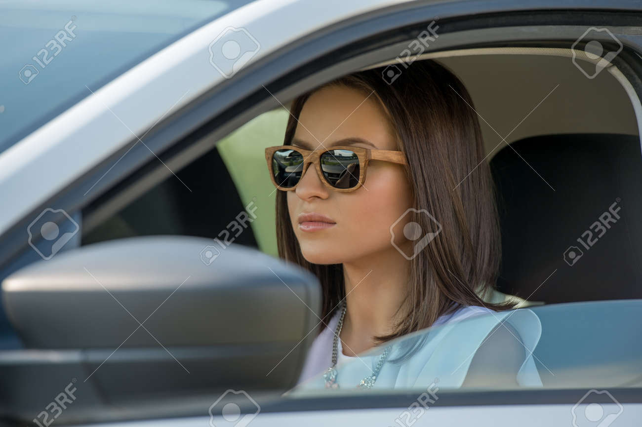 白い車を運転してサングラスを身に着けている女の子 の写真素材 画像素材 Image