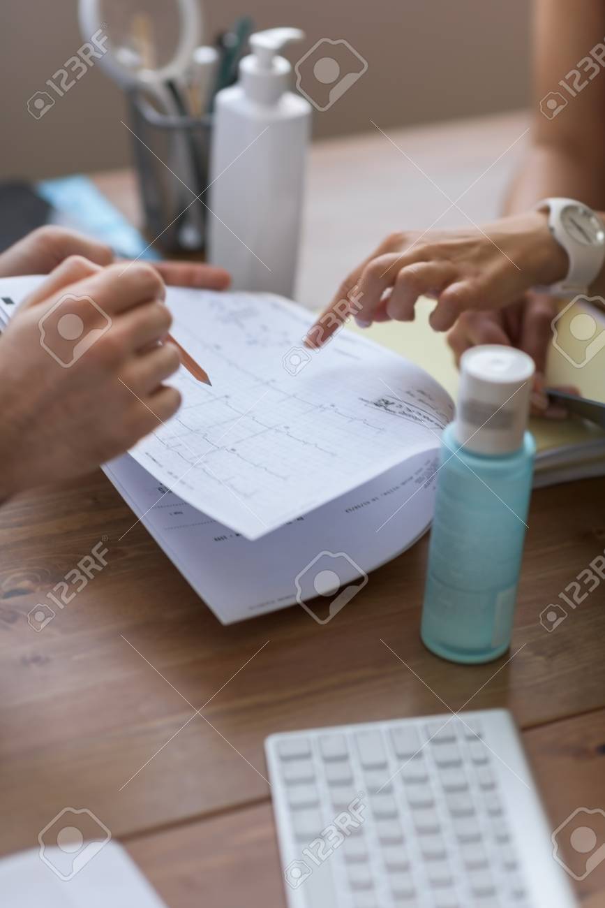 自信を持って施術病院のコンサルティングの女性 心電図検査結果を読む の写真素材 画像素材 Image