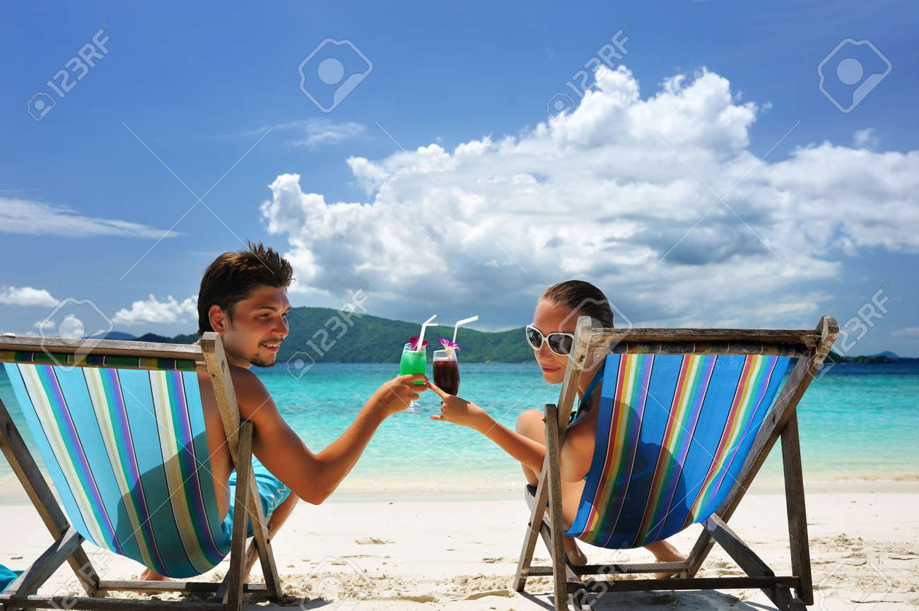 Chaise のラウンジで熱帯のビーチ カップルします の写真素材 画像素材 Image Chaise のラウンジで熱帯のビーチ カップルします の写真素材 画像素材 Image