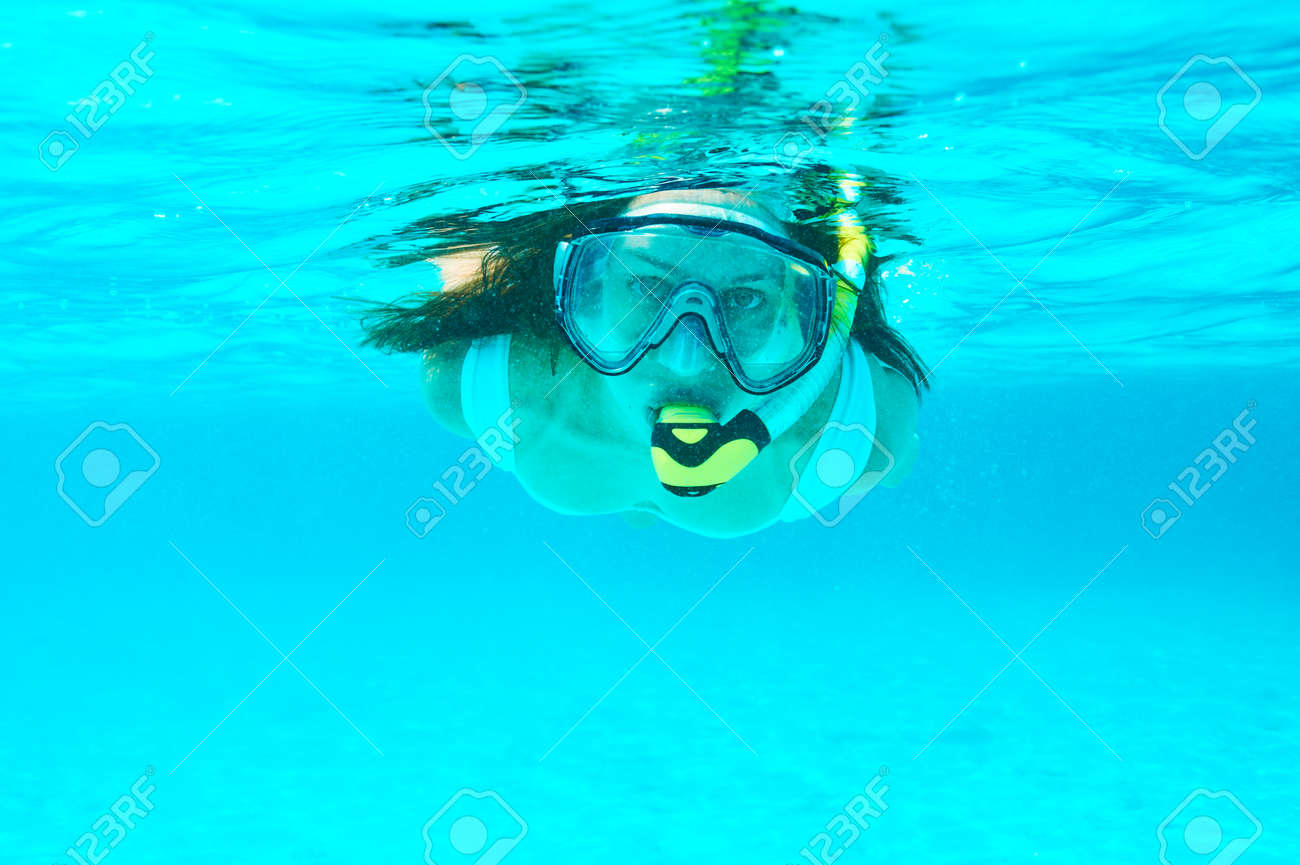 Femme Avec Masque Plongée En Apnée Dans Lu0027eau Claire Banque D 