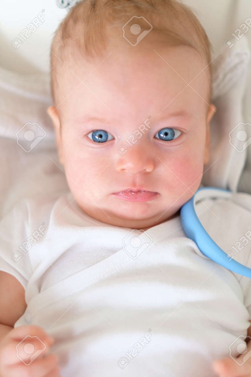 Vieux Quatre Mois Bebe Aux Yeux Bleus Banque D Images Et Photos Libres De Droits Image