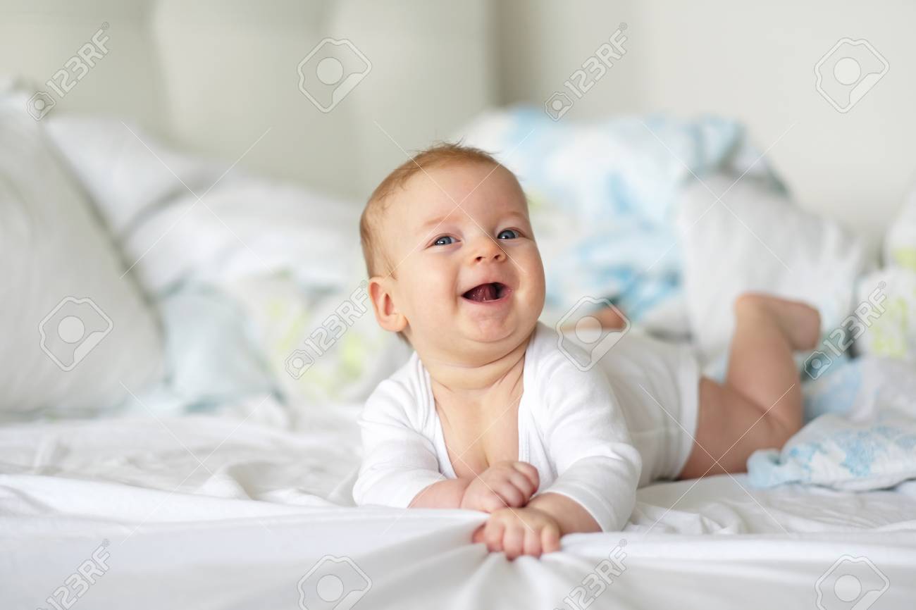 青い目と生後 4 ヶ月の赤ちゃん の写真素材 画像素材 Image