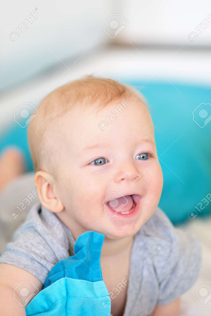 青い目と 6 ヶ月の赤ちゃん の写真素材 画像素材 Image