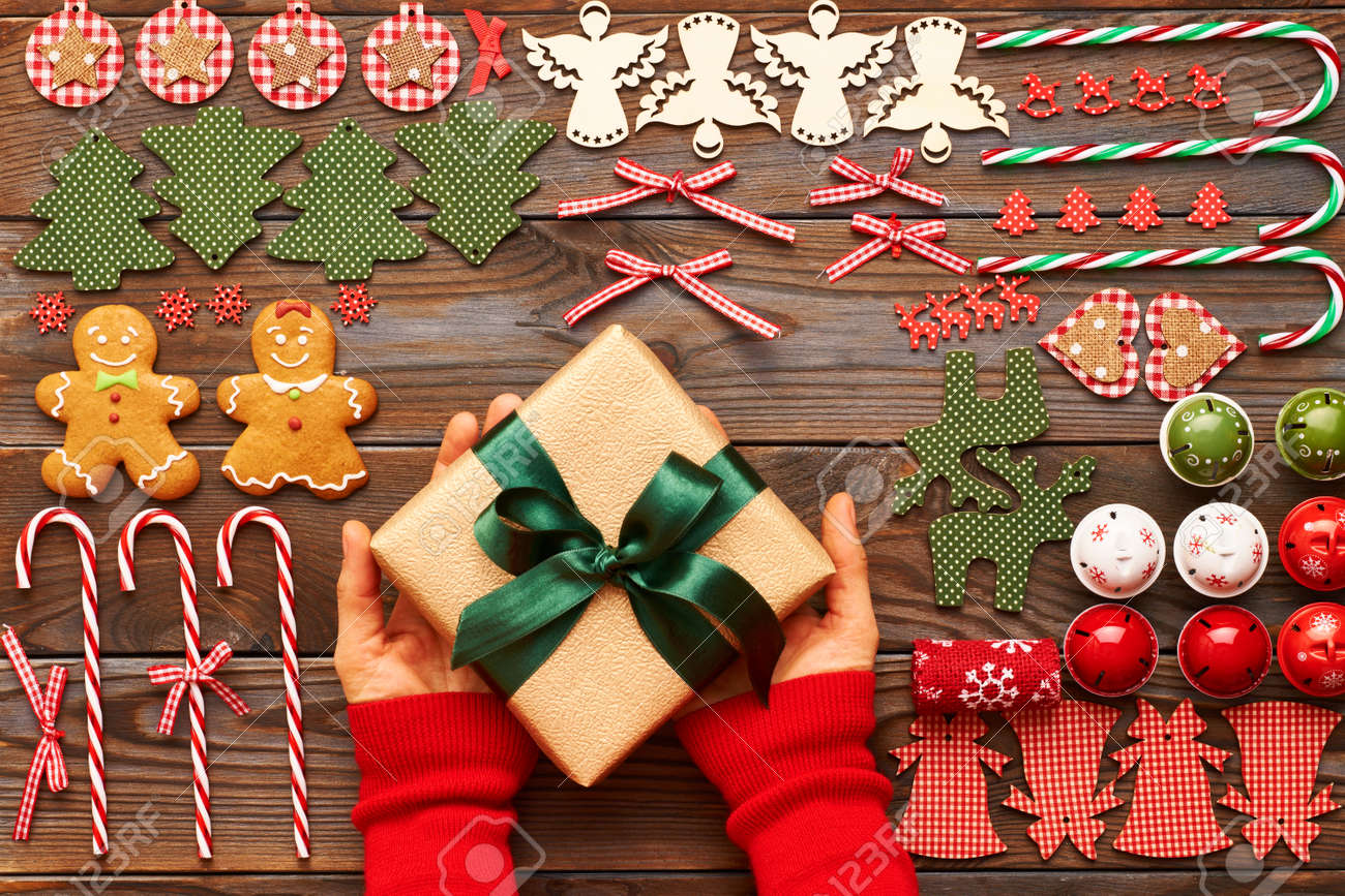 Femme Tenue Noel Present Sur Bois Fond A Fait Maison Pain Epice Cookie Et Fait Main Decoration Sur Elle Banque D Images Et Photos Libres De Droits Image 65200443
