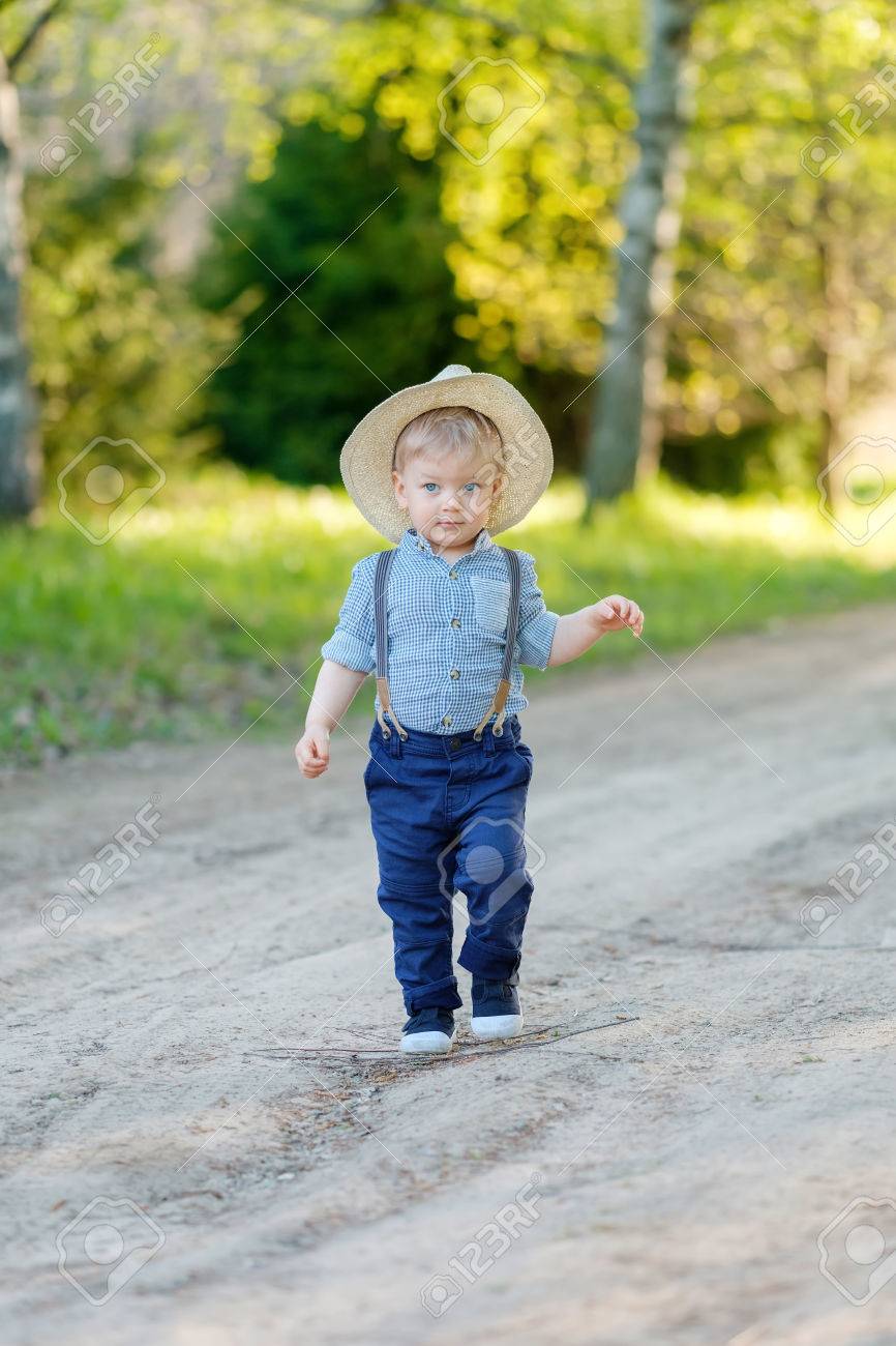 幼児子供用屋外の肖像画 麦わら帽子と 1 歳の男の子と田園風景 の写真素材 画像素材 Image