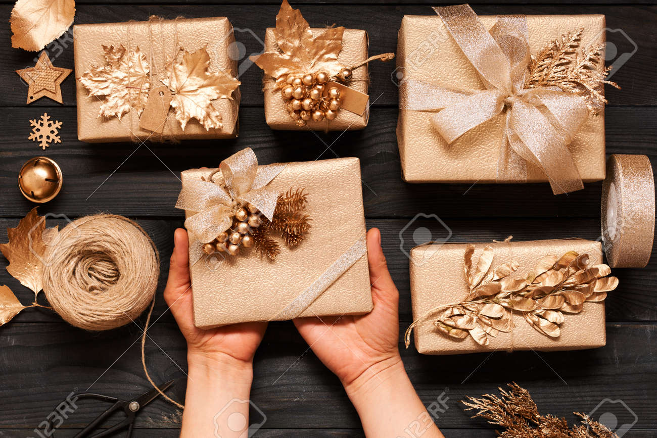 女性のクリスマス プレゼントをラッピングします 暗い背景の木のボックスに創造的なラップと装飾のクリスマス プレゼントします 上から平面図です フラットが横たわっていた の写真素材 画像素材 Image 8725